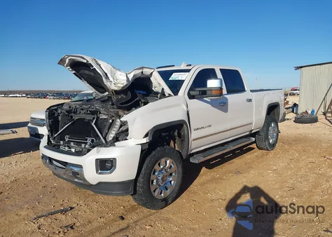 2018 GMC Sierra K2500 Denali z USA, uszkodzony, nr VIN 1GT12UEY0JF207832